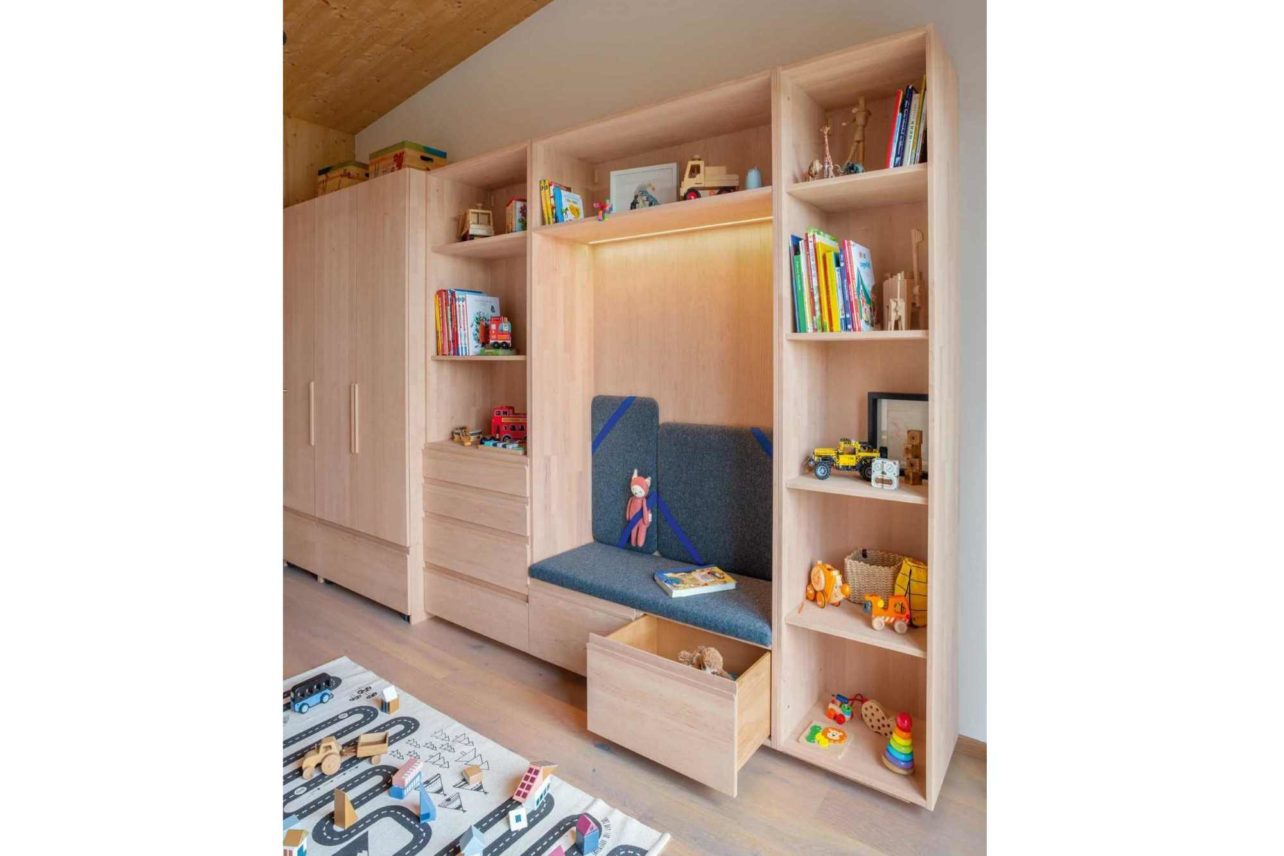 TEAM 7 kids Regale und links daneben der kids-Kleiderschrank