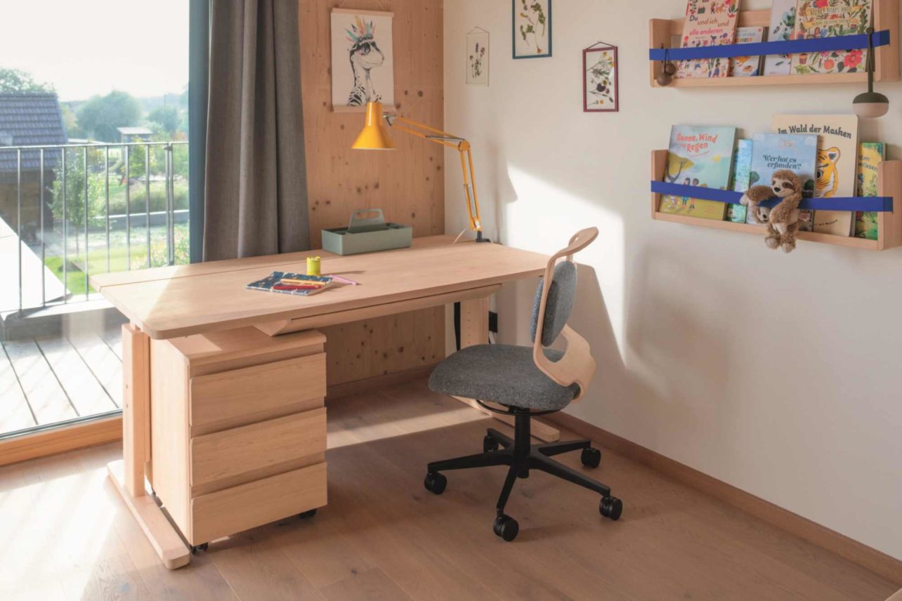 TEAM 7 kids Schreibtisch ohne Plattenneigung mit Lade und kids Rollcontainer davor kids Drehstuhl